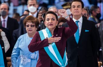 Xiomara Castro es la actual presidenta de Honduras, la primera mujer en ocupar el cargo en el país. Con 62 años, Castro es licenciada en Administración de Empresas y antes de ingresar en política se dedicó a gestionar las empresas de su familia en los sectores maderero, agrícola y ganadero. En 1976 se casó con Zelaya, que se convirtió en presidente de Honduras en 2006.