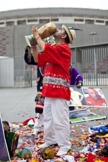 Chamanes peruanos realizan rituales al lado del Estadio Nacional de Lima. 