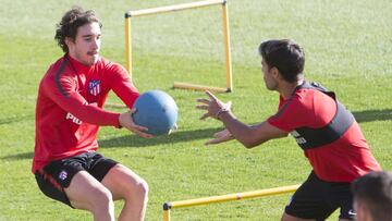 Vrsaljko, junto a Augusto, en un entrenamiento del Atlético.