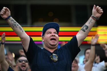 Un hincha de Boca Juniors con un tatuaje de la leyenda del fútbol argentino Diego Maradona anima antes del partido del Grupo C de la Copa Mundial de Clubes de la FIFA 2025 entre Boca Juniors de Argentina y Benfica de Portugal.