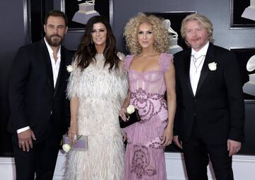 Los miembros del grupo Little Big Town posan a su llegada al Madison Square Garden de Nueva York, para participar de la 60 edición de los Premios Grammy.