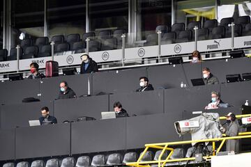 Así de separados estaban trabajando los periodistas durante el partido entre el Borussia Dortmund y el Shalke 04. 
