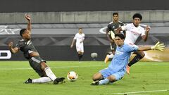 Anthony Martial, del Manchester United, pone a prueba al portero del Sevilla, Bono. 