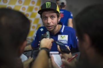 Rossi calienta el GP de Malasia en rueda de prensa acusando a Márquez de ayudar a Lorenzo a lograr el campeonato.
