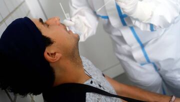 MUR11.MURCIA, 12/08/2020.- Un joven se somete a la prueba PCR en el nuevo punto COVID del Centro de Salud del barrio del Carmen de Murcia, donde se realizarán pruebas fundamentalmente a familiares y cuidadores de personas mayores de la zona, este miércoles. La Consejería de Salud ha rebajado este miércoles las medidas adoptadas en Totana al registrarse un descenso en el número de casos positivos por coronavirus en la última semana, por lo que sale de la fase 1 flexibilizada, según un comunicado de la Comunidad Autónoma. EFE/Juan Carlos Caval