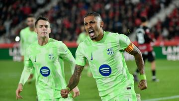 PALMA DE MALLORCA, 03/12/2024.- El delantero brasileño del FC Barcelona, Raphinha, celebra tras marcar el segundo gol ante el Mallorca, durante el partido de la jornada 19 de LaLiga EA Sports que RCD Mallorca y FC Barcelona disputan este martes en el estadio de Son Moix. EFE/ MIQUEL BORRÀS