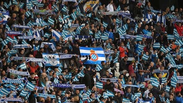 Espanyol fans hold up their scarves before the Spanish league football match RCD Espanyol vs Valencia CF at the RCDE Stadium in Cornella de Llobregat on November 19, 2017. / AFP PHOTO / LLUIS GENE