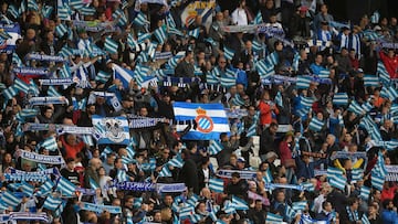 Espanyol fans hold up their scarves before the Spanish league football match RCD Espanyol vs Valencia CF at&nbsp;the RCDE Stadium in Cornella de Llobregat on November 19, 2017. / AFP PHOTO / LLUIS GENE