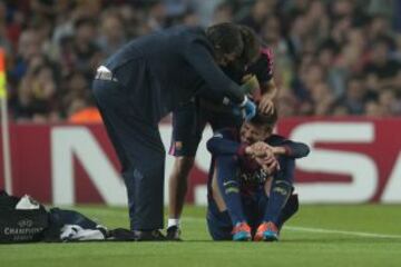 Piqué es atendido por los servicios médicos azulgranas.