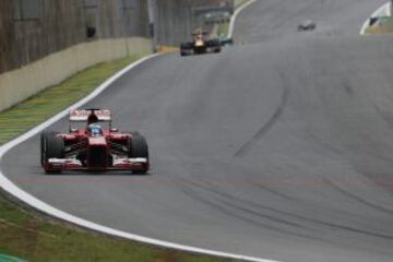 El piloto español Fernando Alonso, de Ferrari, en acción hoy, en el Gran Premio de Brasil de Fórmula Uno, circuito de Interlagos, Sao Paulo, última carrera del año.