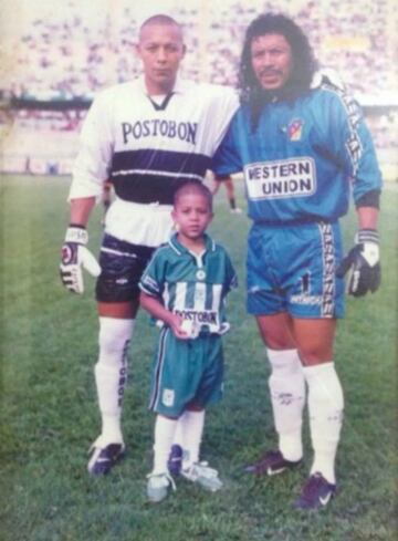 La tradición de saltar al campo con su padre, aquí al lado del legendario René Higuita.