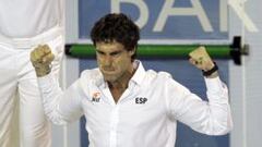 El entrenador de la selecci&oacute;n de Espa&ntilde;a Miki Oca celebra la victoria ante Hungr&iacute;a al finalizar el partido de semifinales de los Campeonatos del Mundo de Nataci&oacute;n disputado hoy en las Piscinas Picornell de Barcelona. Espa&ntilde;a gan&oacute; el partido