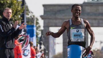El atleta et&iacute;ope Kenenisa Bekele reacciona tras ganar el 43&ordm; Marat&oacute;n de Berl&iacute;n en 2016.