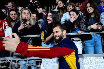 Nacho se fotografía con los aficionados que han presenciado el entrenamiento.