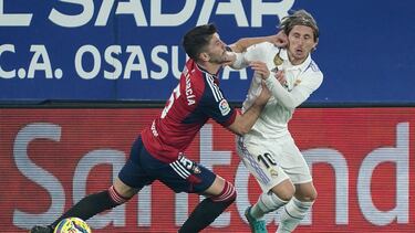 Osasuna's Spanish defender David Garcia (L) fights for the ball with Real Madrid's Croatian midfielder Luka Modric during the Spanish League football match between CA Osasuna and Real Madrid CF at El Sadar stadium in Pamplona, on February 18, 2023. (Photo by CESAR MANSO / AFP)