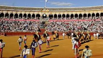 <b>PASEÍLLO. </b>Las cuadrillas de toreros, en su presentación ante el público de La Maestranza, la plaza de Sevilla, considerada la de mayor tradición en toda España.