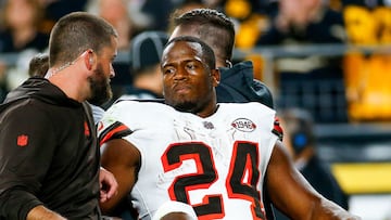 PITTSBURGH, PENNSYLVANIA - SEPTEMBER 18: Nick Chubb #24 of the Cleveland Browns is carted off the field after sustaining a knee injury during the second quarter against the Pittsburgh Steelers at Acrisure Stadium on September 18, 2023 in Pittsburgh, Pennsylvania. Justin K. Aller/Getty Images/AFP (Photo by Justin K. Aller / GETTY IMAGES NORTH AMERICA / Getty Images via AFP)