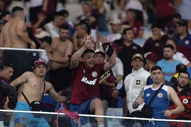 Policías brasileños se enfrentan con hinchas del Club Atlético Lanús durante el partido de vuelta de los cuartos de final de la Copa Sudamericana frente al Fluminense Football Club en el Estadio Maracaná de Río de Janeiro.