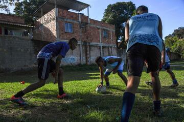 Robert Malengreau, fundador de la ONG UmRio, imparte clases de rugby a los jóvenes de la favela de Morro do Castro, en Niteroi, Río de Janeiro. Apoyando así a los más pequeños de las comunidades afectadas por el crimen y la violencia, para que puedan acceder a nuevas oportunidades.