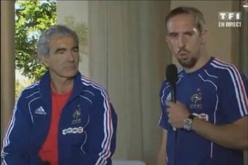 Frank Ribèry no se mordió la lengua para criticar la etapa que estaba viviendo como jugador de Les 'Bleus': "La selección es un honor, un sueño de niños, pero desde la Eurocopa de 2008, aquí no hay más que problemas. Todo el mundo se cachondea de nosotros. Lo digo con el corazón: estoy sufriendo".