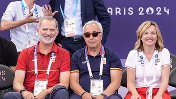 Alejandro Blanco, en el centro, entre el rey Felipe y la ministra de Educación y Deporte, Pilar Alegría, en París.
