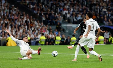 Jugada de la lesión de Raúl Asencio. El defensa blanco se tira para bloquear el disparo de Lois OPenda.