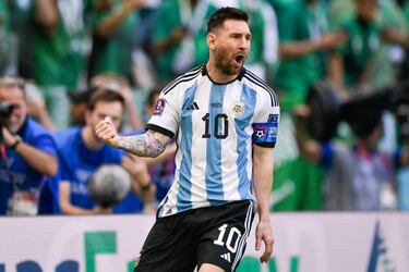 Argentina 1-0 Arabia Saudí | Lionel Messi anotó el primer tanto para Argentina desde los once metros. El colegiado tras revisar con el VAR un agarrón a Paredes señaló la pena máxina. EL '10' no falló. 