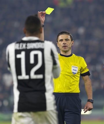 Ref Miroslav Mazic shows Álex Sandro a yellow card.