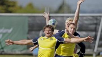 <b>LUCHA. </b>El escocés Alastair Kellock (centro) durante un salto en un entrenamiento en Auckland.