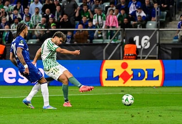 1-0. Roba Fornals en las inmediaciones del área, juega para Isco. El malagueño aiste a Abde que dispara con la izquierda cruzado, al palo largo,