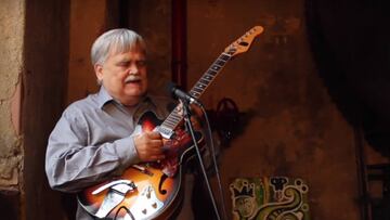 El músico Bruce Hampton fallece a los 70 años mientras tocaba en directo.