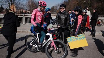 El ciclista estadounidense del EF Pro Cycling Lachlan Morton, durante su desafío de 1.063 kilómetros entre Múnich y la frontera entre Polonia y Ucrania para recaudar fondos para los refugiados ucranianos.