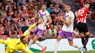 BILBAO, 08/11/2022.- El delantero del Athletic Gorka Guruzeta marca el segundo gol ante el Valladolid, durante el encuentro de la decimocuarta jornada de la Liga Santander entre el Athletic Club y el Real Valladolid disputado este martes en el estadio de San Mamés, en Bilbao. EFE/Miguel Toña