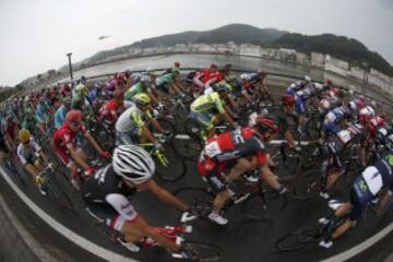 El pelotón a su salida de la quinta etapa de la Vuelta Ciclista a España 2016.