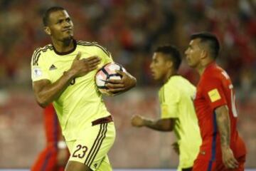 CH01. SANTIAGO (CHILE), 28/03/2017.- El jugador de la selección de fútbol de Venezuela Salomón Rondón (i) celebra su gol ante Chile hoy, martes 28 de marzo de 2017, durante el juego por las eliminatorias al mundial Rusia 2018 en el estadio Monumental de Santiago de Chile (Chile). EFE/Mario Ruiz