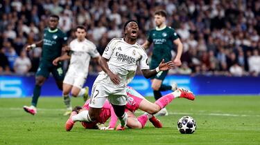 Vinicius, en el mano a mano, regatea a Gianluigi Donnaruma y el brasileño es derribado por el portero italiano.