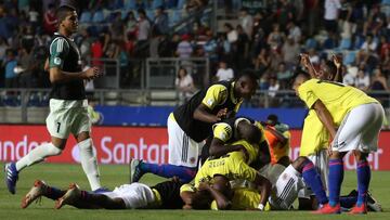 AME3156. RANCAGUA (CHILE), 25/01/2019.- Los jugadores de Colombia celebran la victoria ante Chile, este viernes, en un partido de fútbol del Campeonato Sudamericano Sub-20 2019, entre Chile y Colombia, en el Estadio El Teniente en Rancagua, (Chile). EFE/Elvis González