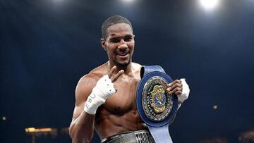 El boxeador español Mariano "El Tiburón" Hilario, con el cinturón de campeón de Europa del peso supermedio.