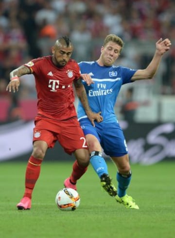 Arturo Vidal recibe la marca del delantero de Hamburgo, Albin Ekdal.