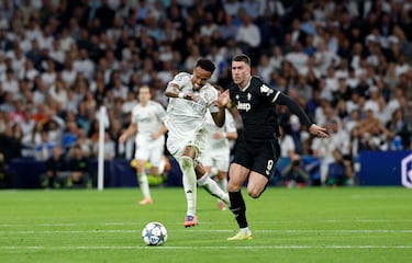 Éder Militão em ação defensiva pelo Real Madrid.