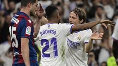 3-0. Rodrygo celebra el tercer gol con Luka Modric.