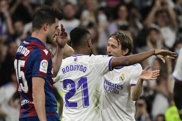 3-0. Rodrygo celebra el tercer gol con Luka Modric.