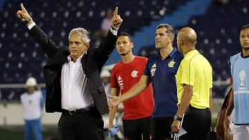 Reinaldo Rueda y jugadores de Flamengo celebrando la clasificaci&oacute;n a la final de la Copa Sudamericana tras vencer a Junior en el Metropolitano