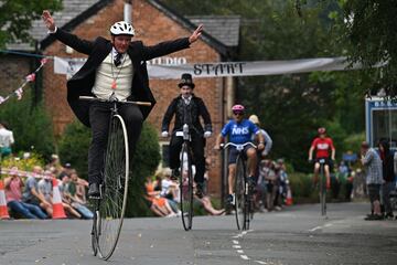 Un grupo de ciclistas disfrutan de la Gran Carrera de Knutsford, en el noroeste de Inglaterra, un evento singular que se celebró por última vez en 2010 y, por lo general, se disputa cada diez años, en el que participan ciclistas individuales y en equipo de todo el mundo, sobre bicicletas clásicas que datan de mediados del siglo XIX.