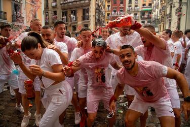 Los asistentes se empapan de vino durante el "Chupinazo" que marca el inicio oficial de las Fiestas de San Fermín en la Plaza Consistorial, frente al Ayuntamiento de Pamplona.