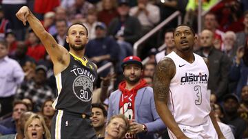 WASHINGTON, DC - FEBRUARY 28: Stephen Curry #30 of the Golden State Warriors shoots in front of Bradley Beal #3 of the Washington Wizards during the first half at Capital One Arena on February 28, 2018 in Washington, DC. NOTE TO USER: User expressly acknowledges and agrees that, by downloading and or using this photograph, User is consenting to the terms and conditions of the Getty Images License Agreement.   Patrick Smith/Getty Images/AFP
 == FOR NEWSPAPERS, INTERNET, TELCOS &amp; TELEVISION USE ONLY ==