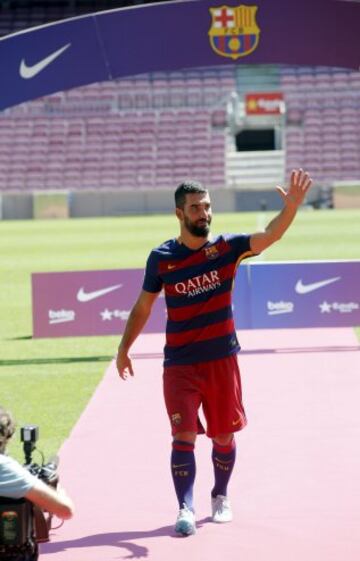 La presentación de Arda Turan en imágenes