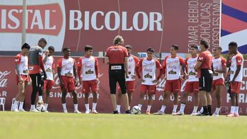 Gareca apenas toca el once