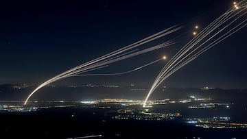 Proyectiles disparados desde el sistema de defensa aérea israelí Cúpula de Hierro para interceptar misiles disparados desde el sur del Líbano, sobre Galilea.