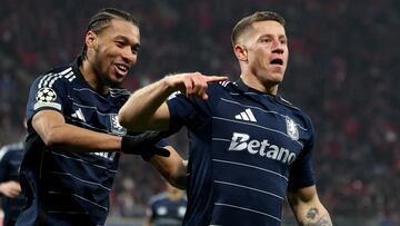 Boubacar Kamara y Ross Barkley, jugadores del Aston Villa, celebran el gol anotado por el inglés ante el RB Leipzig en Champions League.